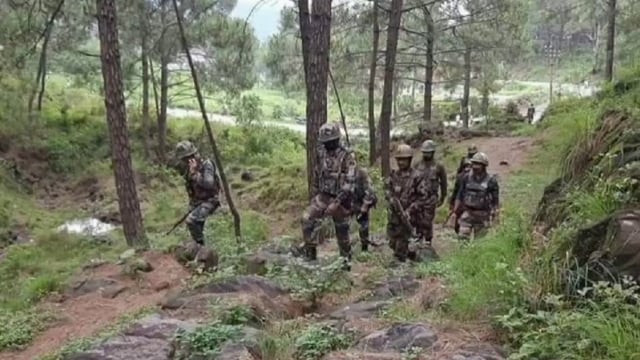 असम के तिनसुकिया में आर्मी कैंप पर आतंकी हमला, तीन जवान घायल*

_असम के तिनसुकिया जिले के काकोपाथर क्षेत्र में आतंकवादियों ने सुरक्षा बलों के कैंप पर हमला किया। इस हमले में तीन जवान घायल हो गए हैं। सुरक्षा बलों ने पुलिस के साथ मिलकर सर्च ऑपरेशन शुरू कर दिया।_#politics