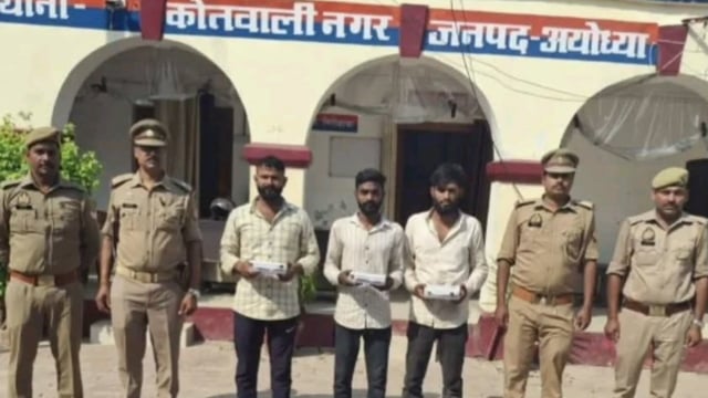 *मूर्तिकार का बैग चोरी करने वाले तीन आरोपी गिरफ्तार...*

*अयोध्या-* अयोध्या पुलिस ने एक मूर्तिकार का नकदी समेत बैग चोरी करने के आरोप में तीन लोगों को गिरफ्तार किया है। नगर कोतवाली पुलिस ने आरोपियों#politics
