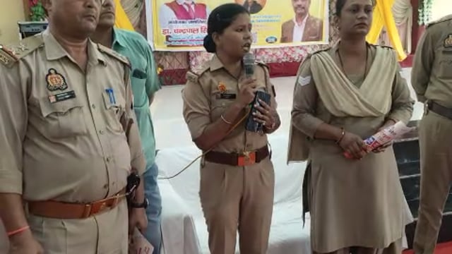 जिला बुलंदशहर के बीपी नगर में कंबल वाले बाबा जी के शिविर में नारी शक्ति करण की जानकारी देती महिला पुलिस
