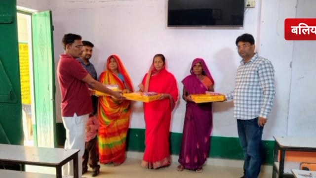 प्राथमिक विद्यालय कमालपुर में उत्कृष्ट कार्य को लेकर प्रधानाध्यापक अविनाश सिंह ने रसोइयों को किया सम्मानित