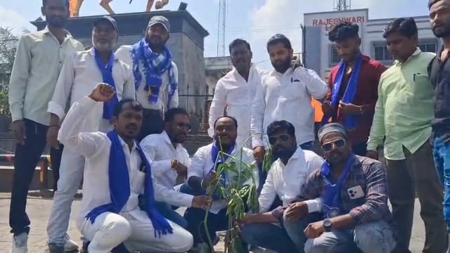 छत्रपती शिवाजी महाराज चौकात खड्डयात बेशरमाची व एरंडीची झाडे लावून रिपाइंने केला प्रशासनाचा निषेध