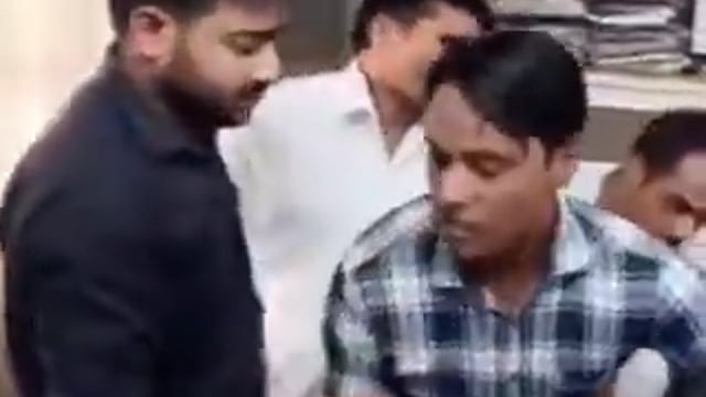 ➡️....चंदौली, रिश्वतखोरी का अंजाम, अग्निशमन विभाग के CFO कार्यालय में तैनात मुंशी राजकमल पर NOC जारी करने के नाम पर अवैध वसूली का आरोप, वाराणसी विजिलेंस टीम को सूचना मिली तो उन्होंने धर दबोचा और हिरासत में लिया