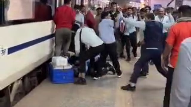 *दिल्ली निज़ामुद्दीन में हाई वोल्टेज ड्रामा*
🔥🔥🔥🔥🔥🔥
वंदे भारत एक्सप्रेस के IRCTC कैटरिंग कर्मचारियों के बीच हज़रत निज़ामुद्दीन रेलवे स्टेशन पर एक चौंकाने वाली झड़प हुई

वायरल वीडियो में कर्मचारी सार्वजनिक रूप से कूड़ेदान फेंकते, चमड़े की बेल्ट लहराते और हाथापाई करते दिखाई दे रहे हैं।