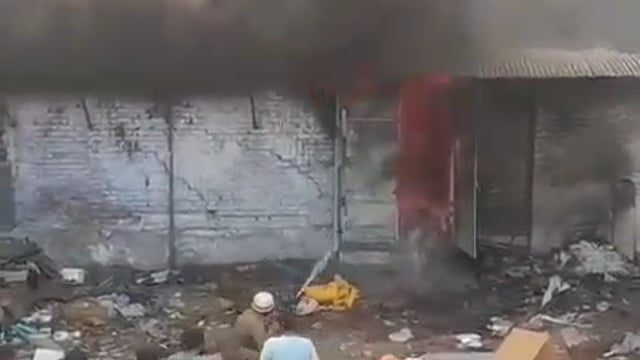 वृन्दावन में व्यस्ततम मौटा गणेश मंदिर के सामने व्यासघेरा मौहल्ला में आग लगी 