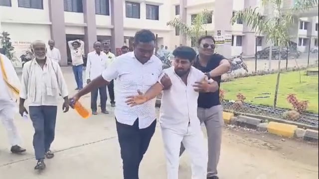 फटाके स्टॉलच्या विरोधात व्यंकट वाघमारे यांचा आत्मदहनाचा प्रयत्न