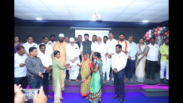 उदगीर मतदार संघातील आपत्तीग्रस्त बधितांना ह.भ.प.गहिनीनाथ महाराज यांच्या हस्ते ५३ लाखांची मदत वाटप