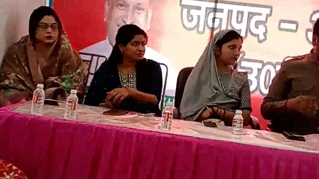 व्यापार प्रतिनिधि मंडल जिला अध्यक्ष महेश सोनी संरक्षक लक्ष्मी सोनी ने पांच सौ गरीब महिलाओ को साड़ी मिठाई वितरित किए 