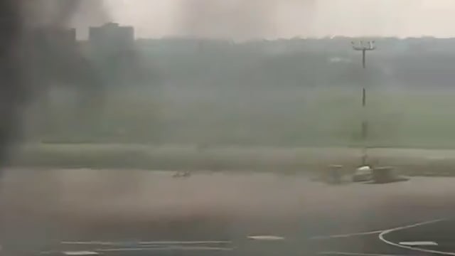 ➡️....बांग्लादेश के ढाका एयरपोर्ट के कार्गो एरिया में लगी आग सभी उड़ानों को रोका गया।*