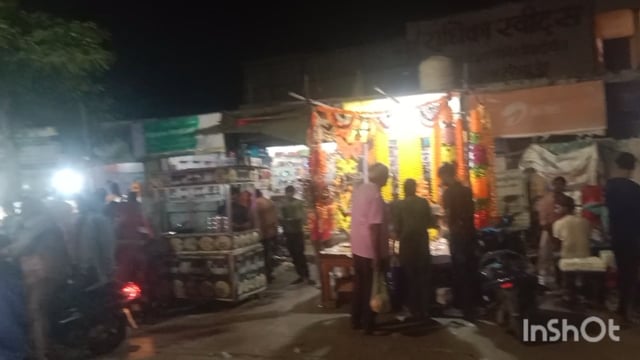 डिस्ट्रिक मथुरा - तारीख-18/10/2025  थाना रिफाइनरी छेत्र टाउनशिप गेट कदम्ब विहार पर बाजारों मै रौनक देखने लायक रही 