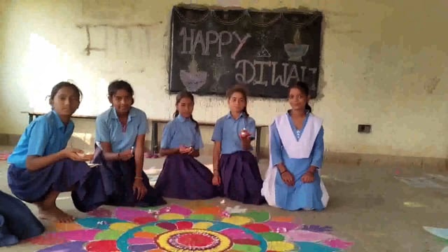 दीपावली को लेकर विद्यालय में रंगोली प्रतियोगिता आयोजित