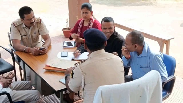 पर्व को लेकर आयोजित शांति समिति की बैठक में बोले थाना अध्यक्ष पर्व में उन्माद फैलाने पर होगी कठोर कार्रवाई