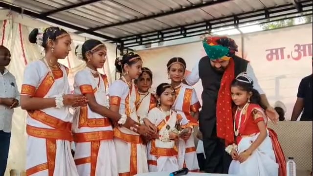 पिंपरी येथे आमदार संजय बनसोडे यांनी केले शालेय विद्यार्थिनींचे कौतुक