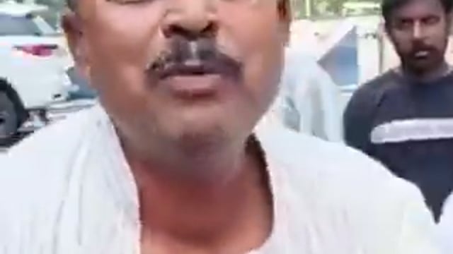 ➡️......लालू आवास के सामने कुर्ता फाड़कर फूट-फूटकर रो पड़े मधुबन विधानसभा के पूर्व प्रत्याशी मदन साह!
मदन शाह ने संजय यादव पर टिकट बेचने का आरोप लगाया है। 
राजद में टिकट बंटवारे को लेकर मचा बवाल अब खुलकर सड़कों पर आ गया है।