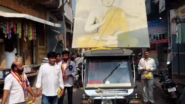 MANT- सुरीर में पंचशील बुद्ध विहार के, उपासकों ने, निकाली प्रभात फेरी,,