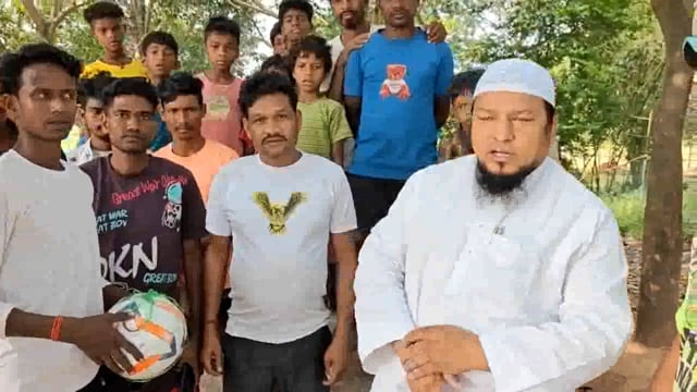 गांडेय प्रखंड के भातुपूर आदिवासी टोला के युवाओं के बीच फुटबॉल का वितरण 