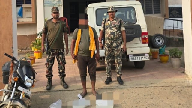 बाइक पर 30 लीटर महुआ शराब के साथ एक व्यक्ति गिरफ्तार