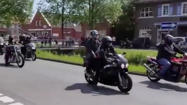 ➡️......जर्मनी में, मोटरसाइकिलों के शौकीन एक लड़के को जानलेवा बीमारी का पता चला।
उसके परिवार ने ऑनलाइन पोस्ट करके पूछा कि क्या मोटरसाइकिल सवार उसे खुश करने आ सकते हैं।
उन्हें 20-30 लोगों के आने की उम्मीद थी, लेकिन 15,000 मोटरसाइकिल सवार आ गए।