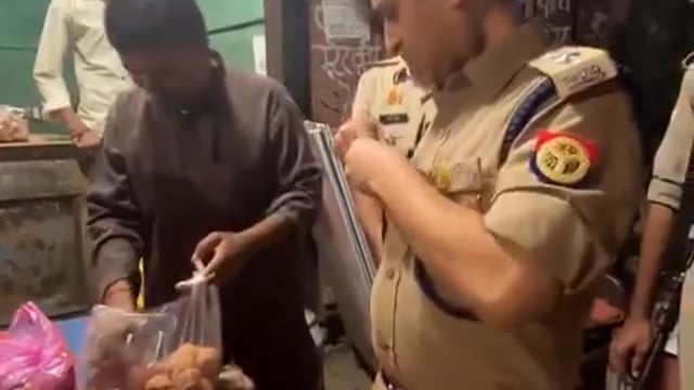 ➡️....दीपावली से पहले बागपत से आई एक खूबसूरत मिसाल

गश्त के दौरान एक एएसपी (ASP) ने एक रेहड़ी वाले से मिट्टी के दीये खरीदे

जब दुकानदार ने पैसे लेने से मना किया, तो अधिकारी ने मुस्कुराते हुए 500 रुपये थमाए और कहा, “अगर तुम्हें पैसे नहीं दूंगा तो मुझे पाप लगेगा”