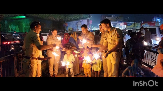 आज जनपद मथुरा के थाना रिफाइनरी छेत्र के टाउनसिप गेट पर देखी गई पुलिस की अनोखी दिवाली और सुरक्षा ब्यबस्था 