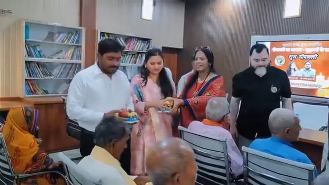 अपर जिलाधिकारी अरविंद कुमार ने बरतारा में बुजुर्गों संग मनाया सेवा का उत्सव
बरतारा (शाहजहांपुर)। अपर जिलाधिकारी (वित्त एवं राजस्व) अरविंद कुमार अपनी धर्मपत्नी सौम्या के साथ रविवार को विनोबा सेवा आश्रम पहुंचे, जहां उन्होंने आश्रम में रह रहे बुजुर्गों से मुलाकात की। इस अवसर पर दंपति ने बुजुर्गों को फल और मिठाई वितरित कर उनके साथ सौहार्दपूर्ण संवाद किया।