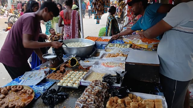 दीपावली पर्व को लेकर बरदाहा बाजार में मिठाई, पटाखे, मूर्तियां,लाइट, से सजी सभी दुकान खरीदारों की उमड़ी भीड़