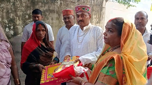 जिलापंचायतअध्यक्ष राजेशमसालापूर्व चेयरमैन चन्द्रमादेवी हिमांशुअग्रहरि दीपावली पर्व पर हजारों महिला-पुरुष कोकपडामीठाबांटा