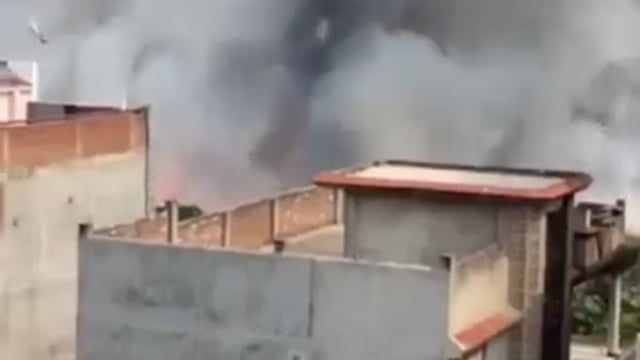 Breaking News 
यूपी के फतेहपुर जिले में पटाखा मार्केट जलकर खाक!!
70 दुकानों में 3 करोड़ रुपए के पटाखे स्वाहा 2 किलोमीटर तक आवाज!!
छाये धुएं के गुबार 50 से ज्यादा वाहन नष्ट कई घायल!!