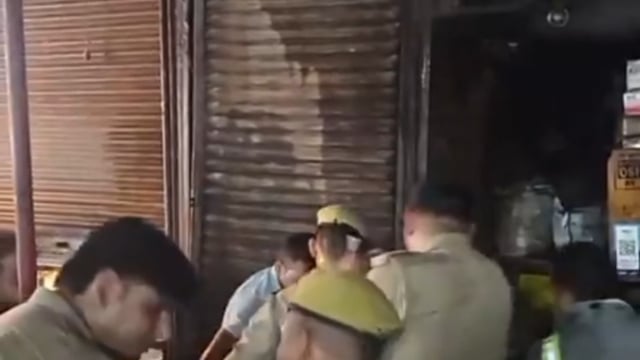 तारीख- 21/10/2025  रात 2:00 बजे जनपद एटा के घंटाघर स्थित सुभाषमिस्ठान के साइड वाली दुकान मै शार्टसर्किट के चलते लगी आग 