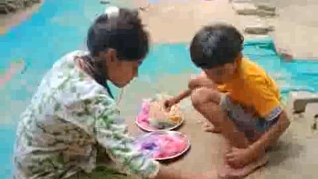 दीपावली के दिन बेटियों ने बनायी रंगोली