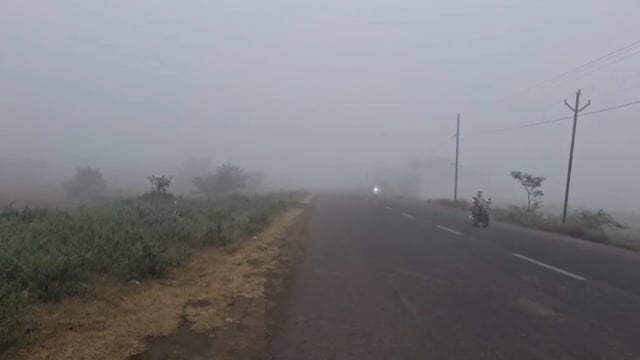 उदगीर परिसरात धुक्याची पसरली चादर,वाहनधारकांना करावा लागला धुक्याचा सामना