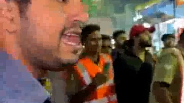 मेरठ के विकुल चपराना बीजेपी किसान मोर्चा के उपाध्यक्ष है।
कार निकालने को लेकर विवाद हुआ. 2 लोगों की जमकर पिटाई की. उनसे सड़क पर नाक रगड़वाकर माफी मंगवाई. अपने नंबर बढ़ाने के लिए मंत्री का नाम भी ले दिया. वीडियो शूट कराया. अब वीडियो वायरल है
विकुल पंचायत चुनाव के भावी प्रत्याशी है