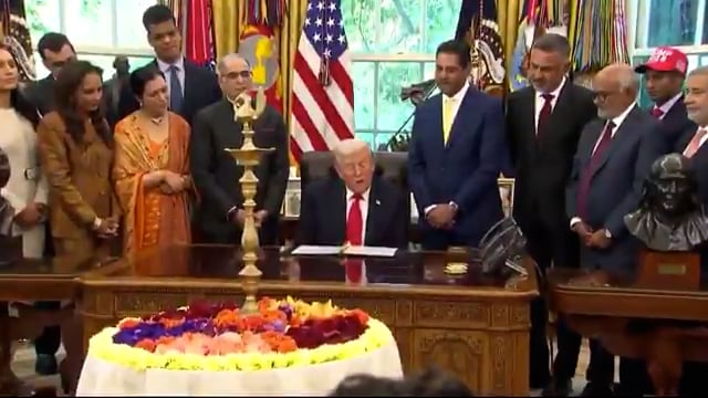 ➡️....राष्ट्रपति ट्रंप कह रहे हैं कि दिवाली के मौके पर उनकी बात प्रधानमंत्री मोदी से हुई और दोनों के बीच ट्रेड पर भी चर्चा हुई।
👉मैं भारत के लोगों को अपनी हार्दिक शुभकामनाएँ देना चाहता हूँ। 
👉आज ही मेरी आपके प्रधानमंत्री (मोदी) से बात हुई। 
👉हमारी बहुत अच्छी बातचीत हुई हमने ट्रेड पर चर्चा की और कई अन्य विषयों पर भी बात की, लेकिन मुख्य रूप से ट्रेड पर।