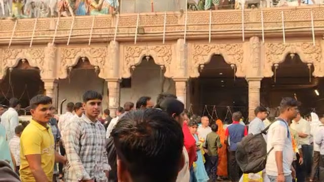 गोवर्धन में है काफी भीड़ कर रहे हैं 