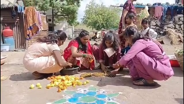 उदगीर तालुक्यात बंजारा समाजाने आगळीवेगळी दिवाळी साजरी करून केली गोधनाची पूजा