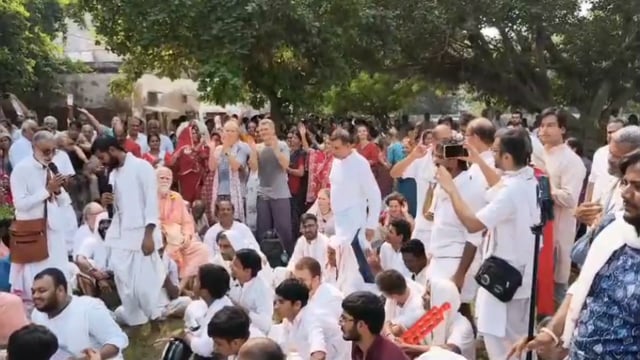 गोवर्धन पूजा में देश-विदेश के श्रद्धालुओं का उमड़ा जन सैलाब की परिक्रमा