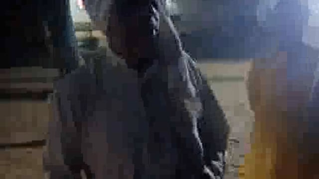 बृजवासी गोवर्धन की पूजा करते हुए