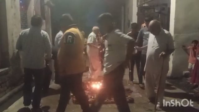 जनपद मथुरा के थाना रिफाइनरी छेत्र स्थित गायत्री नगर मै लोगों ने बड़े ही धूमधाम से गोवेर्धन महाराज पूजा अर्चना की 