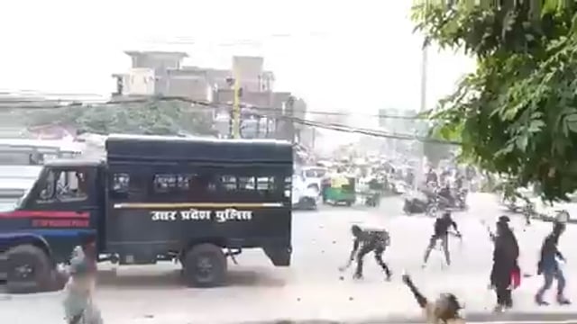 गोरखपुर- दुर्गा पूजा पंडाल को लेकर हुए विवाद में घायल युवक की मौत के बाद बवाल, अस्पताल में हनुमान चौहान की मौत के बाद परिजनों ने शव सड़क पर रखकर जाम लगाया, पुलिस ने शव को गाड़ी में रखकर हटाया तो भीड़ भड़क गई, गुस्साए परिजनों ने पुलिस टीम और वाहन पर पथराव किया, पथराव में इंस्पेक्टर समेत छह पुलिसकर्मी घायल हुए