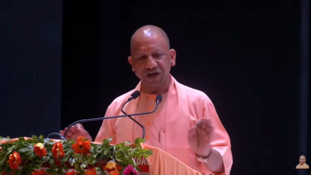 ➡️.....अखिलेश यादव का बचकाना बयान: सीएम योगी का पलटवार*
योगी आदित्यनाथ ने कहा कि अखिलेश यादव ने दीपोत्सव पर दीये जलाने के खिलाफ बयान देकर साबित कर दिया है कि उन्हें अयोध्या में भगवान श्रीराम के मंदिर, सनातन धर्म, देवी-देवताओं और दीपावली जैसे पर्व-त्योहारों से नफरत है। उनका यह बयान प्रजापति समाज (कुम्हार) का अपमान करने वाला है।
योगी आदित्यनाथ ने आगे कहा कि अखिलेश यादव न केवल 'राम द्रोही' हैं, बल्कि 'कृष्ण द्रोही' भी हैं। उन्होंने कहा कि अगर अखिलेश यादव प्रजापति समुदाय का दर्द समझते, तो वह ऐसा बचकाना बयान नहीं देते।