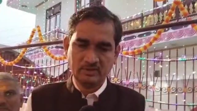 जिला अधिकारी मथुरा गोवर्धन उत्सव के बारे में बताते हुए