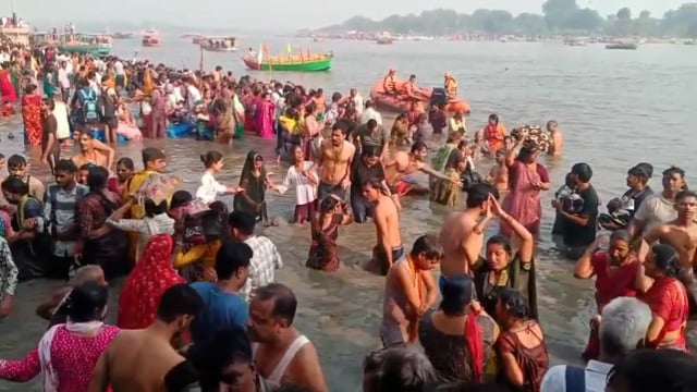 यम द्वितीया पर्व पर मथुरा के ऐतिहासिक विश्राम घाट पर आस्था का सैलाब उमडा भाई बहनों ने लगाई डुबकी