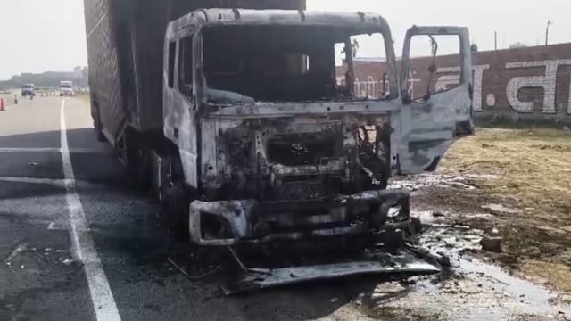 नेशनल हाईवे पर चलते ट्रक में लगी भीषण आग मचा हड़कंप 