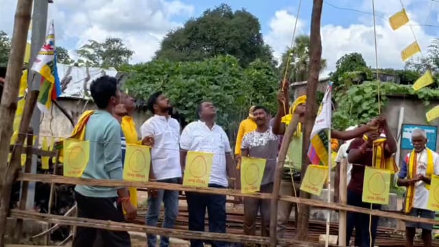 शहीद वीर बाबुराव शेडमाके  यांना अभिवादन; बघा तोडसा गावात "असे" केले अभिवादन