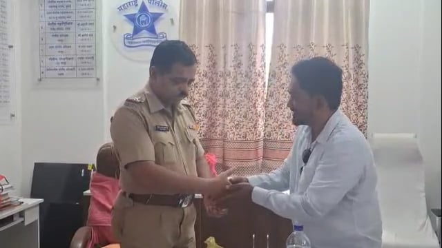 जावेद बागवान यांनी माणुसकी जपत एका व्यक्तीचे १४ हजार रुपये केले परत,पोलीस निरीक्षक दिलिप गाडे यांनी केले कौतुक