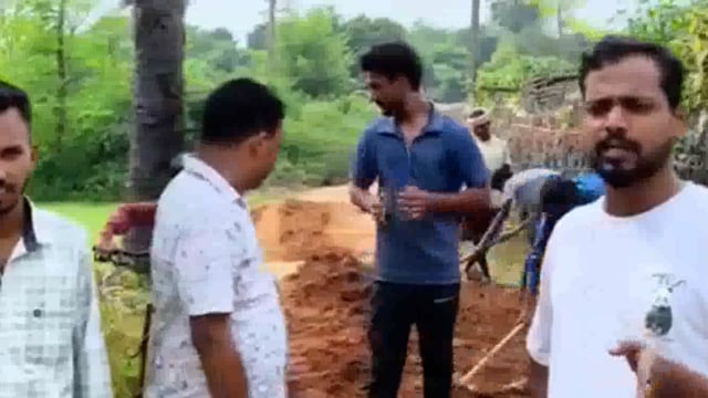 आजादी के 78 साल बाद भी हरिहरपुर गांव रोड से वंचित ग्रामीणों ने श्रमदान से बनाया वैकल्पिक रोड, डी एम से लगाए गुहार