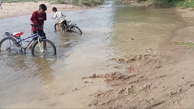 जयनगर बरदाहा के बीच में तिलैया नदी पर पूल नहीं रहने से क्षेत्र के ग्रामीणों को आने-जाने  हो रही परेशानी