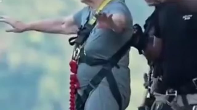 .➡️.....ऋषिकेश- 83 साल की विदेशी महिला ने की बंजी जंपिंग कर सबको चौंकाया, ब्रिटेन की ओलेना बायको ने शिवपुरी में 117 मीटर ऊंचाई से छलांग लगाई, उम्र को मात देते हुए दिखाया हिम्मत और जोश का अनोखा उदाहरण, ओलेना का ये रोमांचक वीडियो सोशल मीडिया पर तेजी से वायरल हो रहा है।