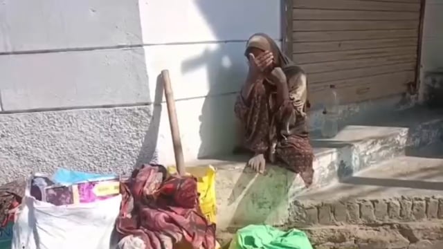 ➡️......रुड़की - शहर के रेलवे स्टेशन के पास एक भिखारी महिला के झोले से लाखों रुपये बरामद हुए, 

झोले में नोटों और सिक्कों की इतनी बड़ी मात्रा मिली कि लोग गिनते-गिनते थक गए, लेकिन पैसे का सिलसिला खत्म नहीं हुआ, 

मौके पर जुटी भीड़ भी यह देखकर हैरान रह गई,