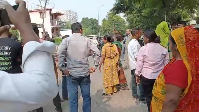 लखनऊ न्यूज़
पुलिस पर जानलेवा हमला 
हमले में दर्जन भर पुलिस कर्मी घायल
सुशांत गोल्फ सिटी थाने में पुलिस पर हमला
हिरासत में लिए गए आरोपी को छोड़ने के बाद बवाल
आक्रोशित लोगों ने थाने में पुलिस पर किया हमला
वरिष्ठ अधिकारी और कई थानों की फोर्स मौके पर.