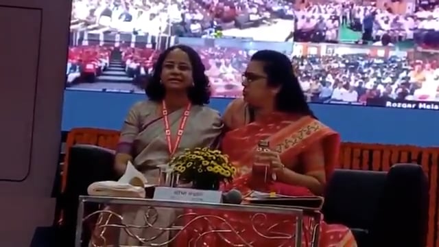 ➡️....नागपुर में केंद्रीय मंत्री नितिन गडकरी की मौजूदगी में आयोजित रोजगार मेले में दो महिला अफसरों में झगड़ा हो गया। मंच पर पोस्टमास्टर जनरल शोभा मधाले और सुचिता जोशी के बीच तनातनी हुई, मधाले ने जोशी को धक्का देने और चिकोटी काटने तक की हरकत की। दोनों के बीच PMG पद को लेकर विवाद चल रहा है। अफसरों के इस झगड़े का वीडियो वायरल हो गया है।